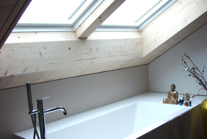 Umbau mit zwei grossen, nebeneinaderliegenden Dachfenster, direkt darunter wurde die Badewanne positioniert