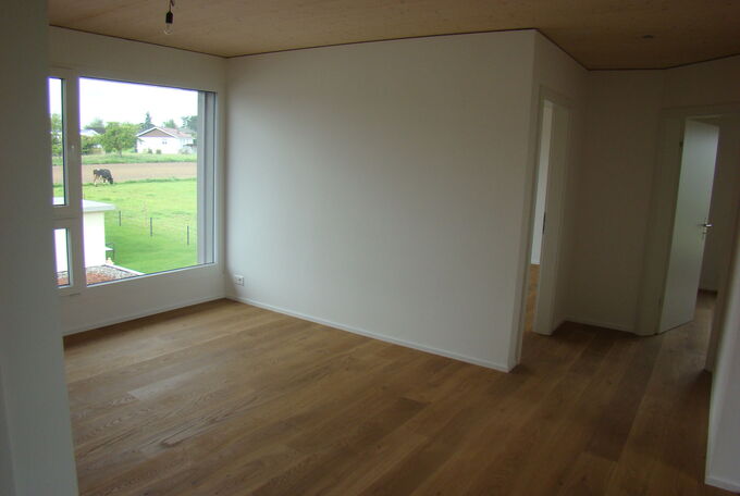 Heller Erkerbau mit grossem Fenster