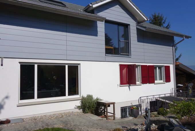 Beidseitig fast mittig der Dachaufstockung wurde eine Kreuzfirst realisiert