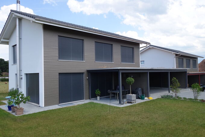 Einfamilienhaus mit angebautem Carport und gedecktem Sitzplatz