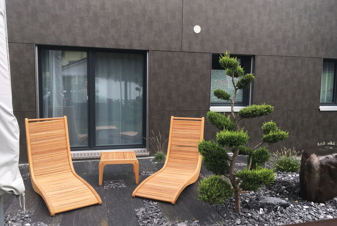 Dunkle Fesnterrahmen passend zur dunklen Hausfassade