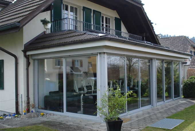 Wintergartenanbau mit Ziegeldach und Dachfenstern.jpg