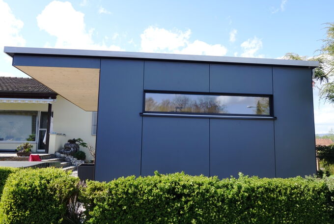 Witterungsbeständige Fassadenverkleidung grossformatig montiert