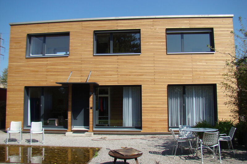 Frontansicht Hausfassade mit Lärchenschalung