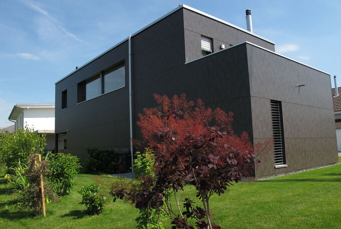 Fassadenansicht Einfamilienhaus, Fassade aus dunklen Vollkernplatten