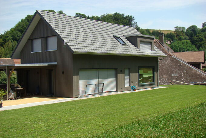 Sitzplatzüberdachung bei EFH mit sicht in den grünen Garten