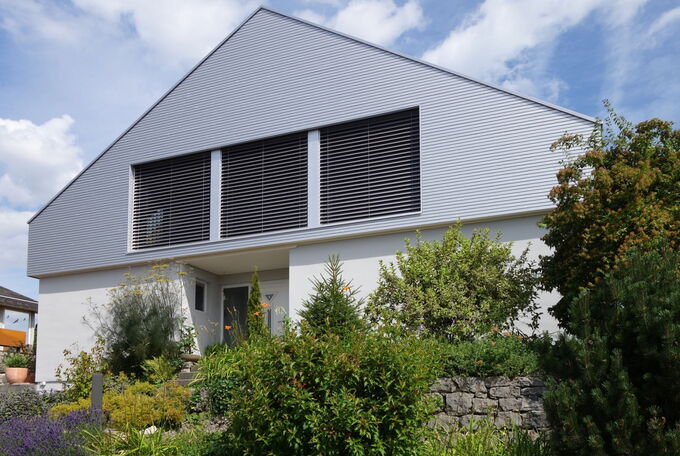 Moderne Dachaufstockung Einfamilienhaus ohne Dachvorsprung