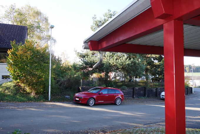 Trapezblechdach auf roten Stützen