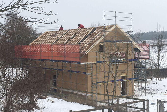 Kompletter Elementbau ist aufgerichtet, das Dach wird für die Solarpanels vorbereitet