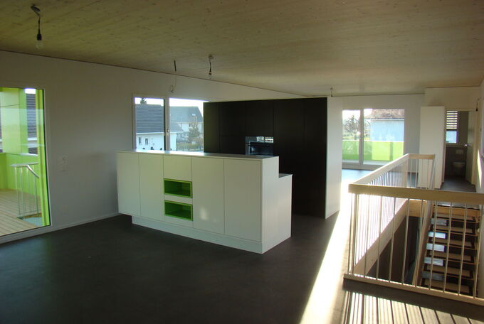Innenansicht Obergeschoss, eingebaute Küche mit Kochinsel