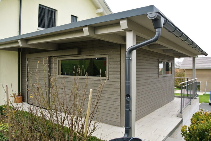 Einseitig an Haus angebauter Geräteraum