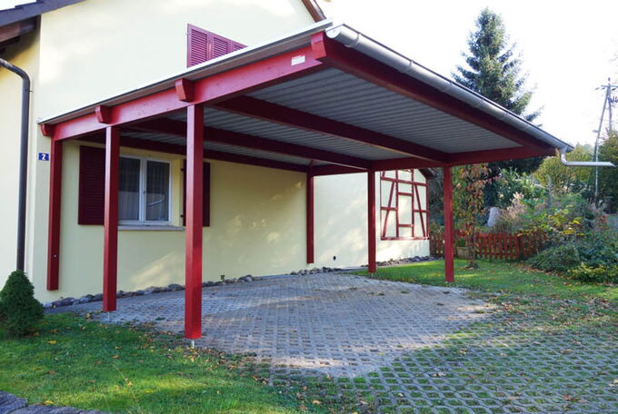 Autounterstand mit Trapezblechdach und Regenabwasserrinne