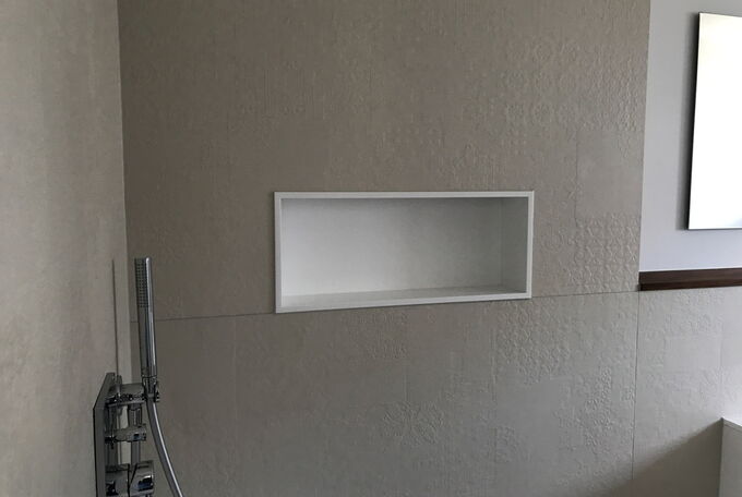 In der Dusche wurde eine Ablage dirket in die Wand eingelassen welche für Duschprodukte genutzt werden kann