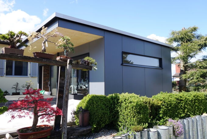 Fenstereinbau als Oblicht an der einen Seite des Pavillons