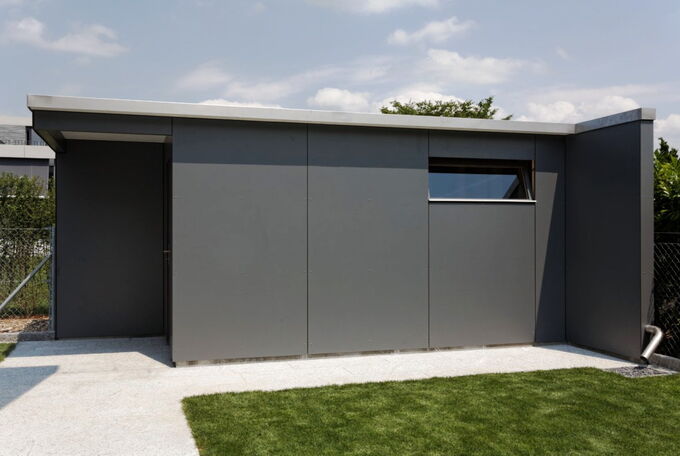 Freistehender Geräteraum, Fassade aus grossformatigen, grauen Vollkernplatten