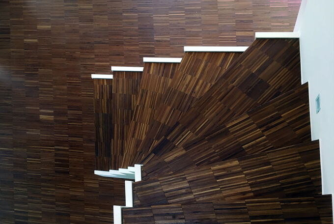 Dunkler Akazien-Stabparkett im Erdgeschoss und auch auf der Treppe verlegt