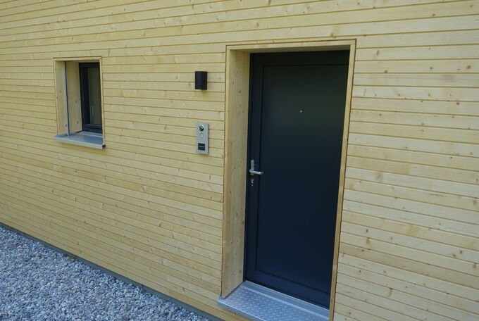 Detailansicht Eingangsbereich mit Dunkler Türe