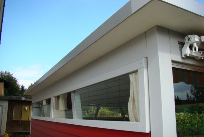 Gartensitzplatz mit roter Stülpschalung