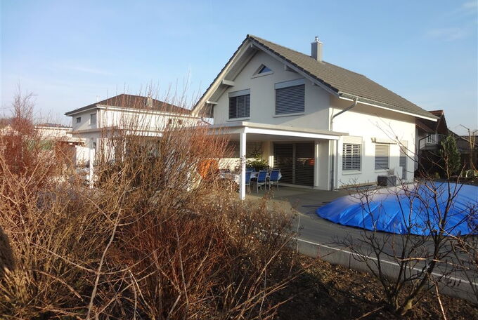 Gedeckter Sitzplatz mit angebautem Carport.jpg