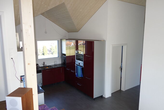 Moderne Küche mit dunkelroten Hochglanzfronten