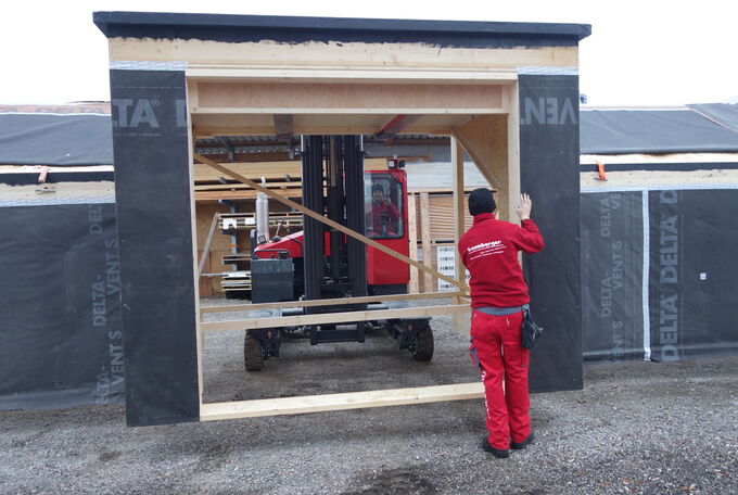 Dachelement wird mit Stapler umplatziert