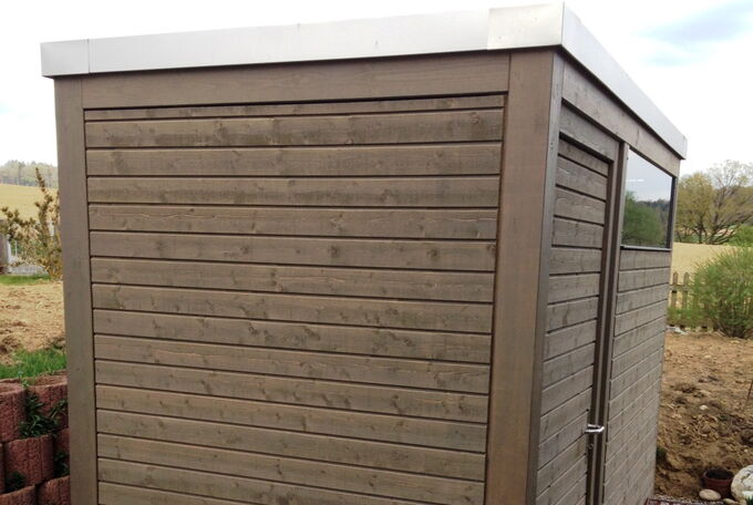 Geräteraum mit gestrichener Holzfassade