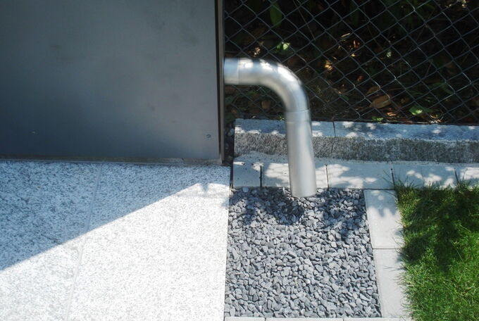 Regenwasserablaufrohr mit Kiesversickerung