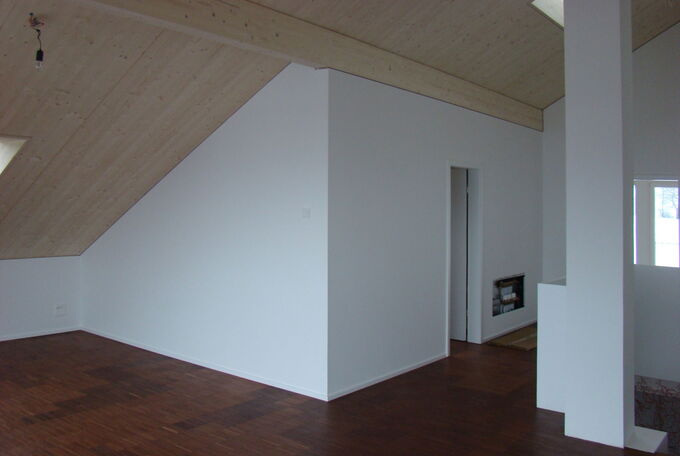 Offene Raumhöhe bringt noch mehr Volumen in das Haus, dank der hellen Holzdecke wirkt der Raum ruhig und behaglich