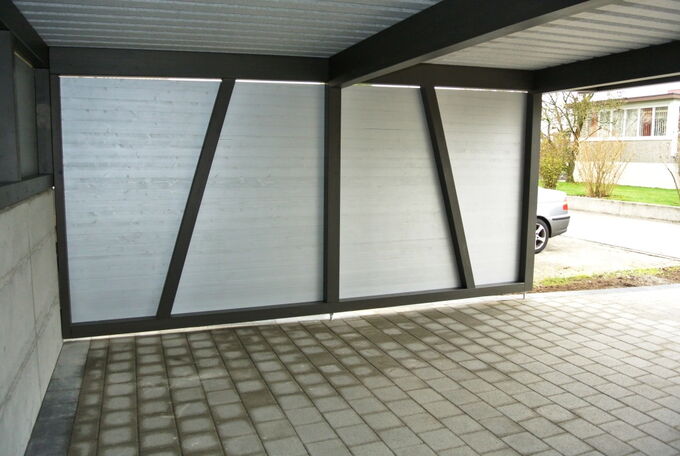 Innenansicht gedeckter Parkplatz für zwei Autos