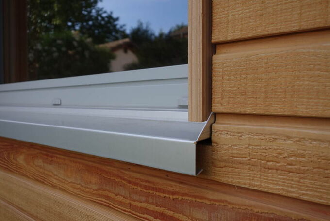 Detailansicht Fensterbank bei Gerätehaus