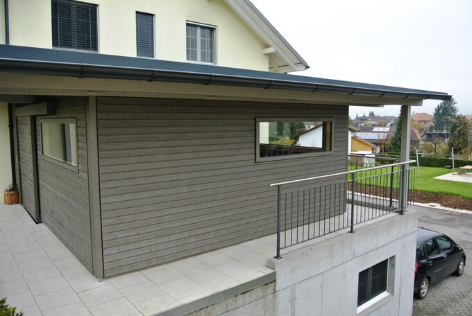 Grosse Fenster auf drei Seiten bei Gerätehaus sowie Schiebetüre
