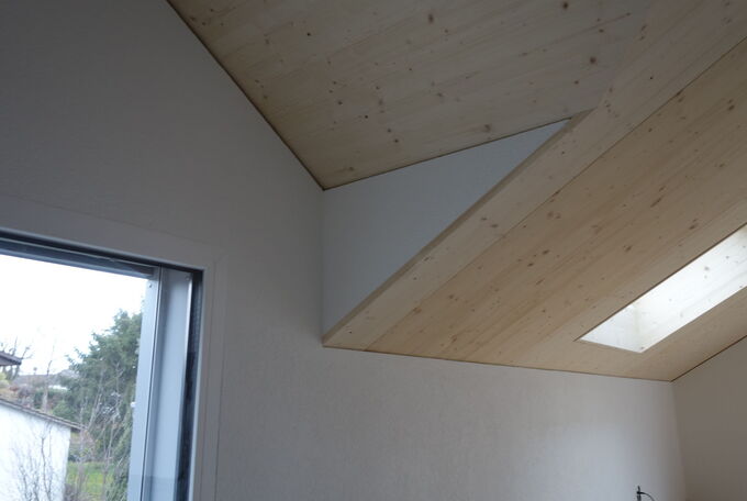 Innenansicht Decke wurde mit hellen Platten aus Tannenholz verkleidet