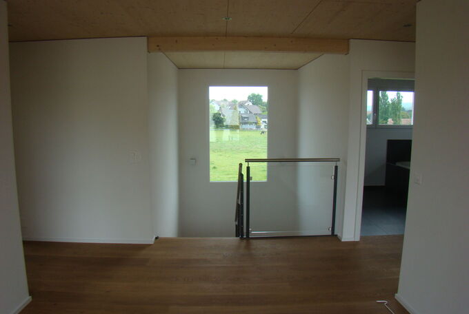 Grosszügiges Treppenhaus mit Panoramafenster