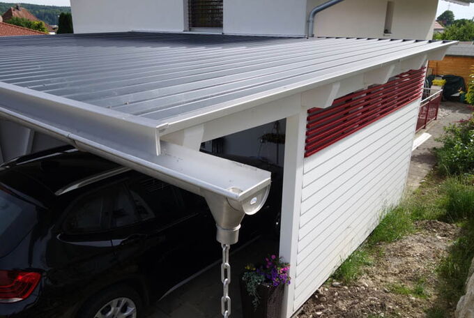 Carport mit Trapezblechdach und Regenabwasserrinne für sauberen Wasserablfuss