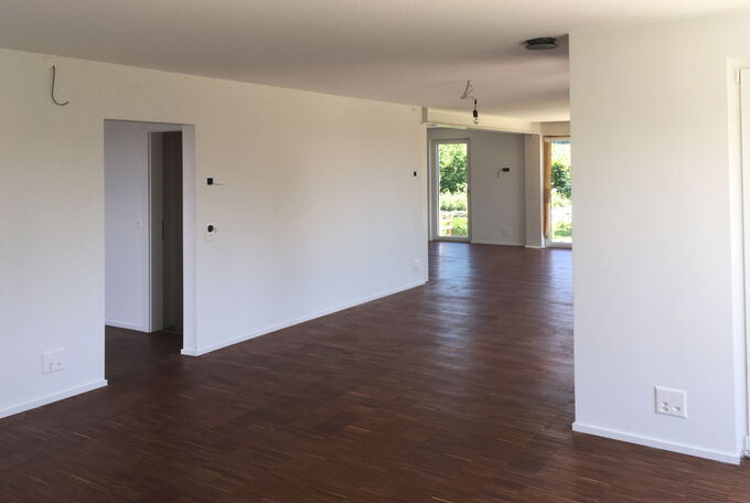 Renoviertes Erdgeschoss in bestehendem EFH, neue Wohnraumeinteilung, neuer Anstrich und neuer Parkett