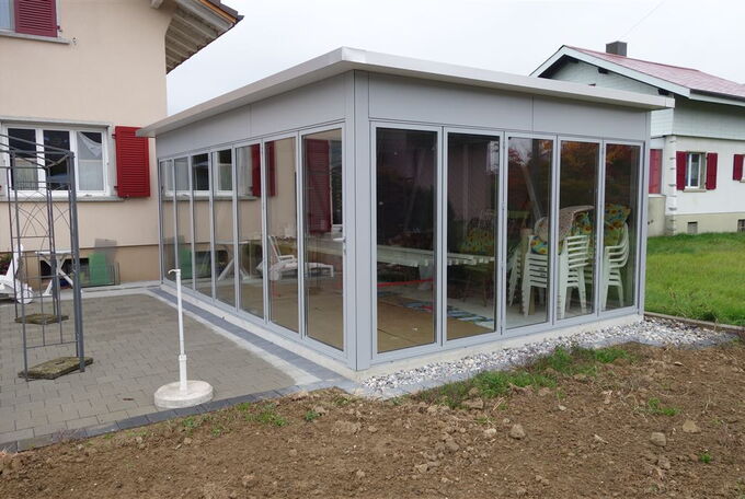 Gartensitzplatz mit Glasfaltwand.jpg