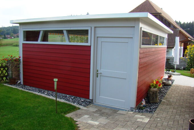 Rote Holzschlaung in Kombination mit hellgrauen Holzpfosten