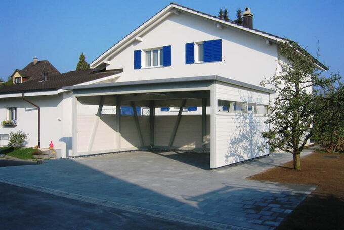 Autounterstand für zwei Autos, dreiseitig geschlossen, rundherum mit Oberlichter für viel Tageslicht