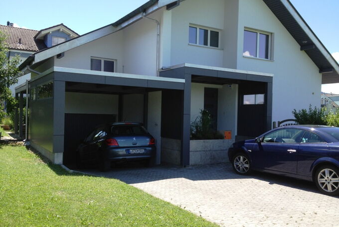 Garageneinfahrt und Hausiengang überdacht, Verkleidung mit unterhaltsarmen und witterungsbeständigen Vollkernplatten