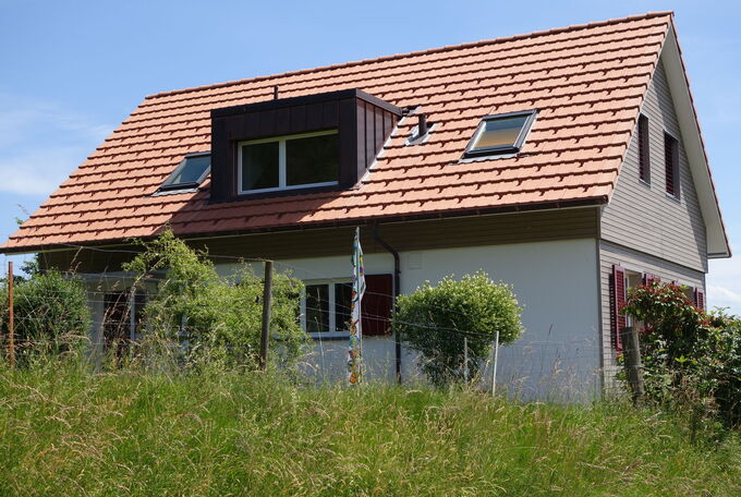 Umbau und Sanierung bestehendes Haus, neue Fassadenverkleidung mit grauer Holzschalung