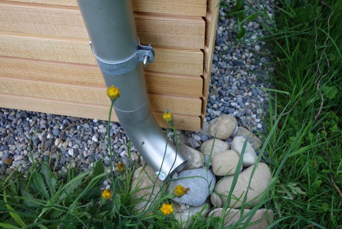 Regenwasserrohr mit Bodenversickerung