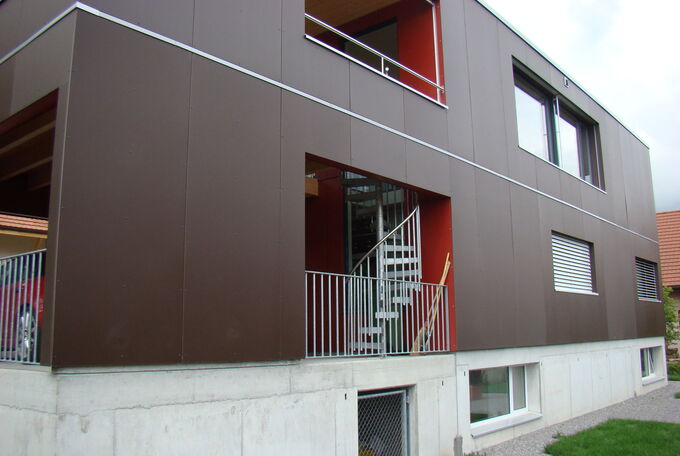 Ansicht vom Garten her, das Haus hat leichte Hanglage, somit konnte das UG zur Hälfte aus dem Boden gehoben werden und mit Fenster für Tageslicht ausgestattet werden